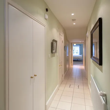 Spectacular 2 Bedroom With Sunny Garden & Terrace Panzió *