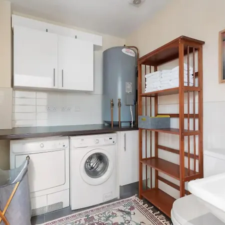 Spectacular 2 Bedroom With Sunny Garden & Terrace Panzió *