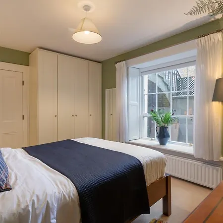 Spectacular 2 Bedroom With Sunny Garden & Terrace *