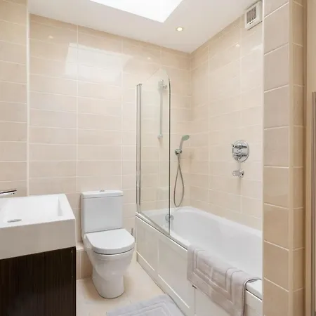 Spectacular 2 Bedroom With Sunny Garden & Terrace 住宿加早餐酒店 *
