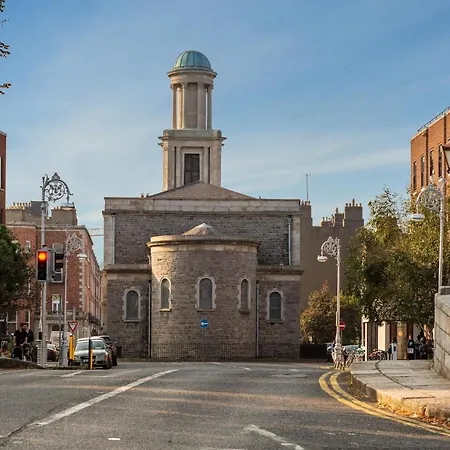 Spectacular 2 Bedroom With Sunny Garden & Terrace Couette-café Dublin