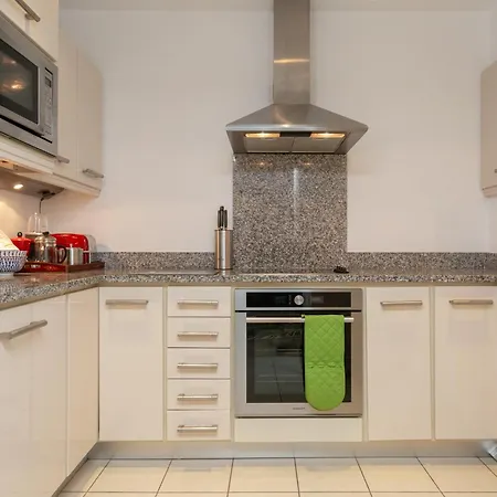 Spectacular 2 Bedroom With Sunny Garden & Terrace Couette-café Dublin