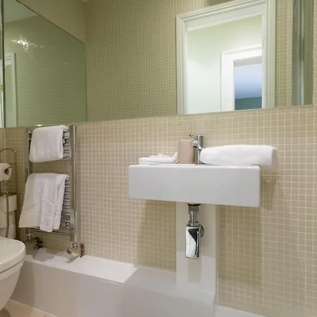 Spectacular 2 Bedroom With Sunny Garden & Terrace Couette-café