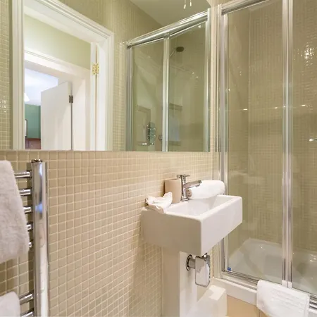 Spectacular 2 Bedroom With Sunny Garden & Terrace * Dublin