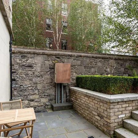 Spectacular 2 Bedroom With Sunny Garden & Terrace Couette-café Dublin