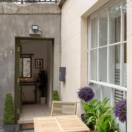 Spectacular 2 Bedroom With Sunny Garden & Terrace Couette-café Dublin