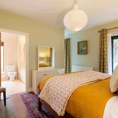 Spectacular 2 Bedroom With Sunny Garden & Terrace *