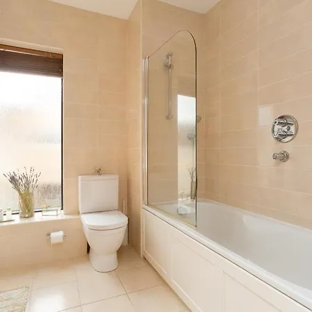 Spectacular 2 Bedroom With Sunny Garden & Terrace *