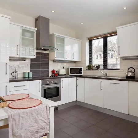 Spectacular 2 Bedroom With Sunny Garden & Terrace