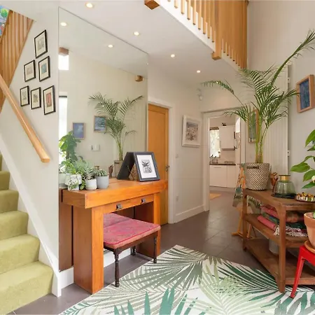 Spectacular 2 Bedroom With Sunny Garden & Terrace