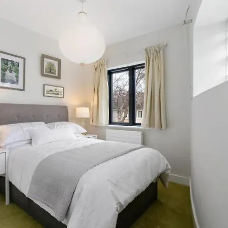 Spectacular 2 Bedroom With Sunny Garden & Terrace Alojamento de Acomodação e Pequeno-almoço