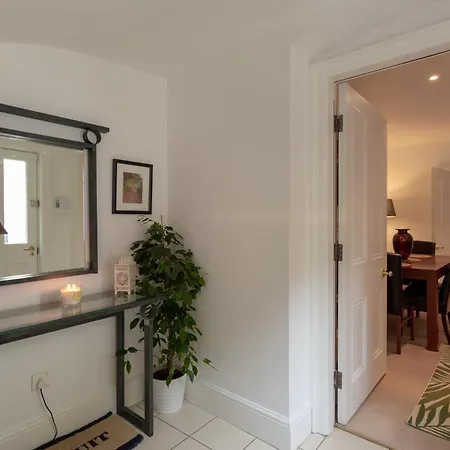 Spectacular 2 Bedroom With Sunny Garden & Terrace *