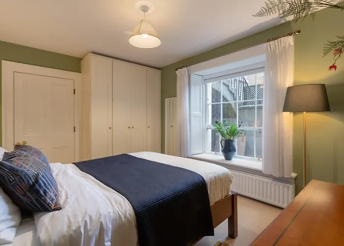 Spectacular 2 Bedroom With Sunny Garden & Terrace *