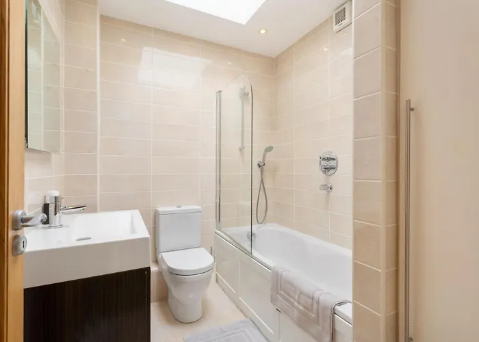 Spectacular 2 Bedroom With Sunny Garden & Terrace Alojamento de Acomodação e Pequeno-almoço *