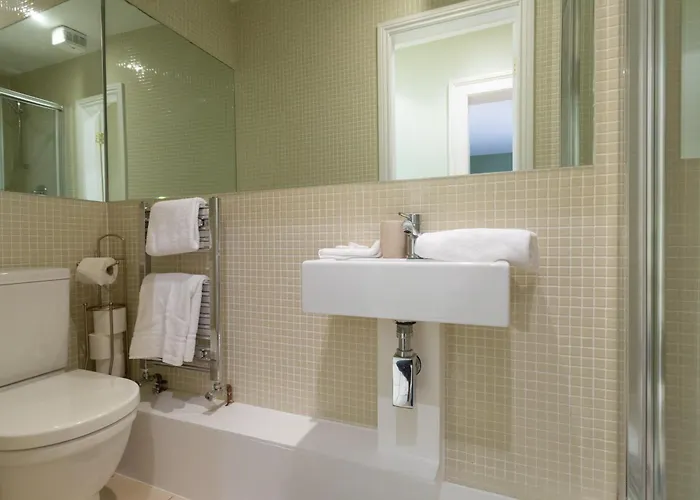 Spectacular 2 Bedroom With Sunny Garden & Terrace Alojamento de Acomodação e Pequeno-almoço