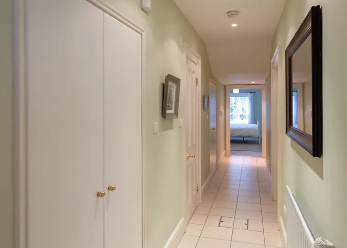 Spectacular 2 Bedroom With Sunny Garden & Terrace Alojamento de Acomodação e Pequeno-almoço *