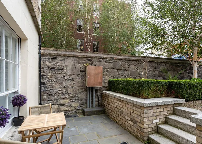 Spectacular 2 Bedroom With Sunny Garden & Terrace Alojamento de Acomodação e Pequeno-almoço Dublin