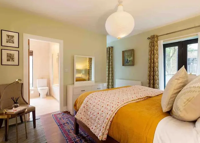 Spectacular 2 Bedroom With Sunny Garden & Terrace *