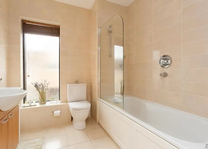 Spectacular 2 Bedroom With Sunny Garden & Terrace *