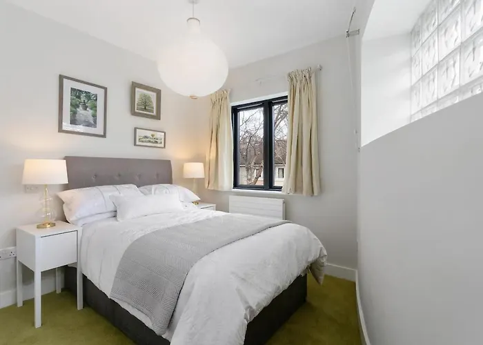 Spectacular 2 Bedroom With Sunny Garden & Terrace Alojamento de Acomodação e Pequeno-almoço