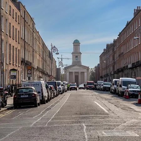 Spectacular 2 Bedroom With Sunny Garden & Terrace Alojamento de Acomodação e Pequeno-almoço Dublin