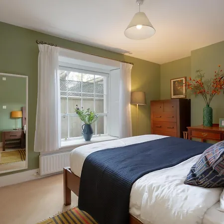 Spectacular 2 Bedroom With Sunny Garden & Terrace