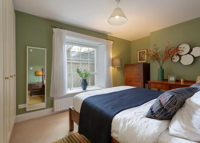 Spectacular 2 Bedroom With Sunny Garden & Terrace