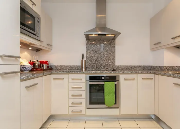 Spectacular 2 Bedroom With Sunny Garden & Terrace Alojamento de Acomodação e Pequeno-almoço Dublin