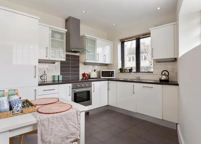 Spectacular 2 Bedroom With Sunny Garden & Terrace
