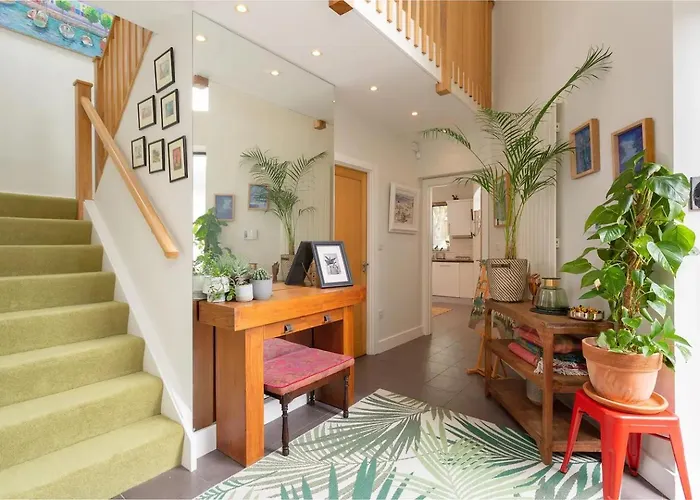 Spectacular 2 Bedroom With Sunny Garden & Terrace
