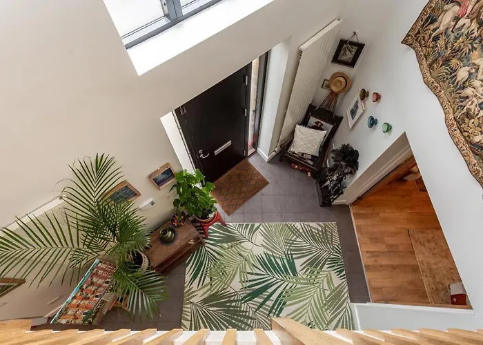 Spectacular 2 Bedroom With Sunny Garden & Terrace Alojamento de Acomodação e Pequeno-almoço