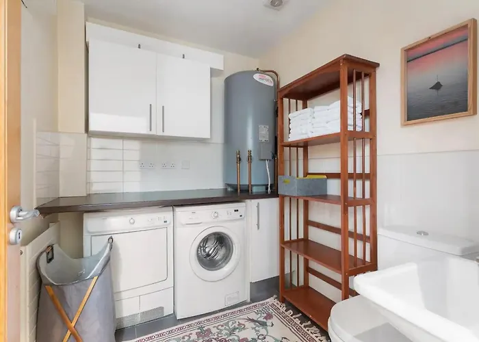 Spectacular 2 Bedroom With Sunny Garden & Terrace Alojamento de Acomodação e Pequeno-almoço *